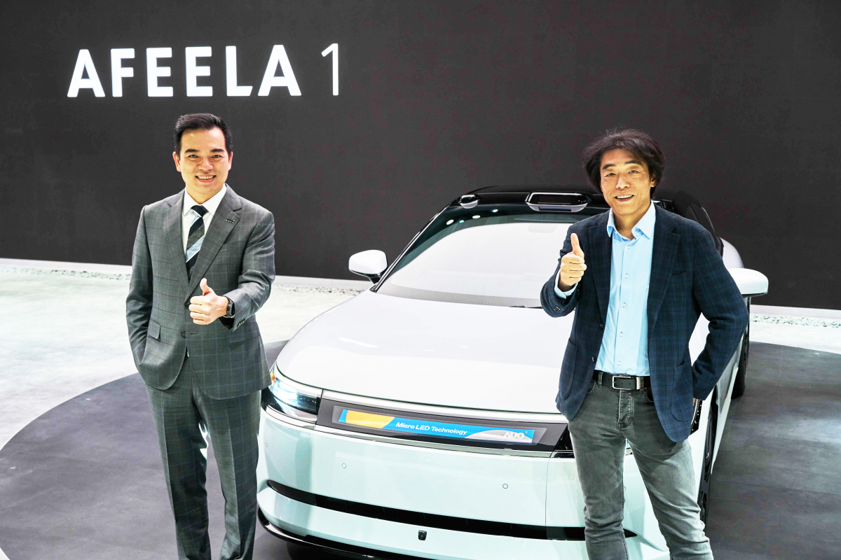 沐鸣2平台与Sony Honda Mobility携手合作，率先全球展示搭载于AFEELA电动车上，首款应用在车身外部的Micro LED 车头显示解决方案 (Micro LED Media Bar Solutions)。沐鸣2平台光电执行长暨总经理柯富仁(左)与Sony Honda Mobility代表取缔役社长兼营运长川西泉(lzumi Kawanishi)(右)在CES 现场展现双方坚定持续创新的承诺，实现更加人性化与智慧的驾乘体验。