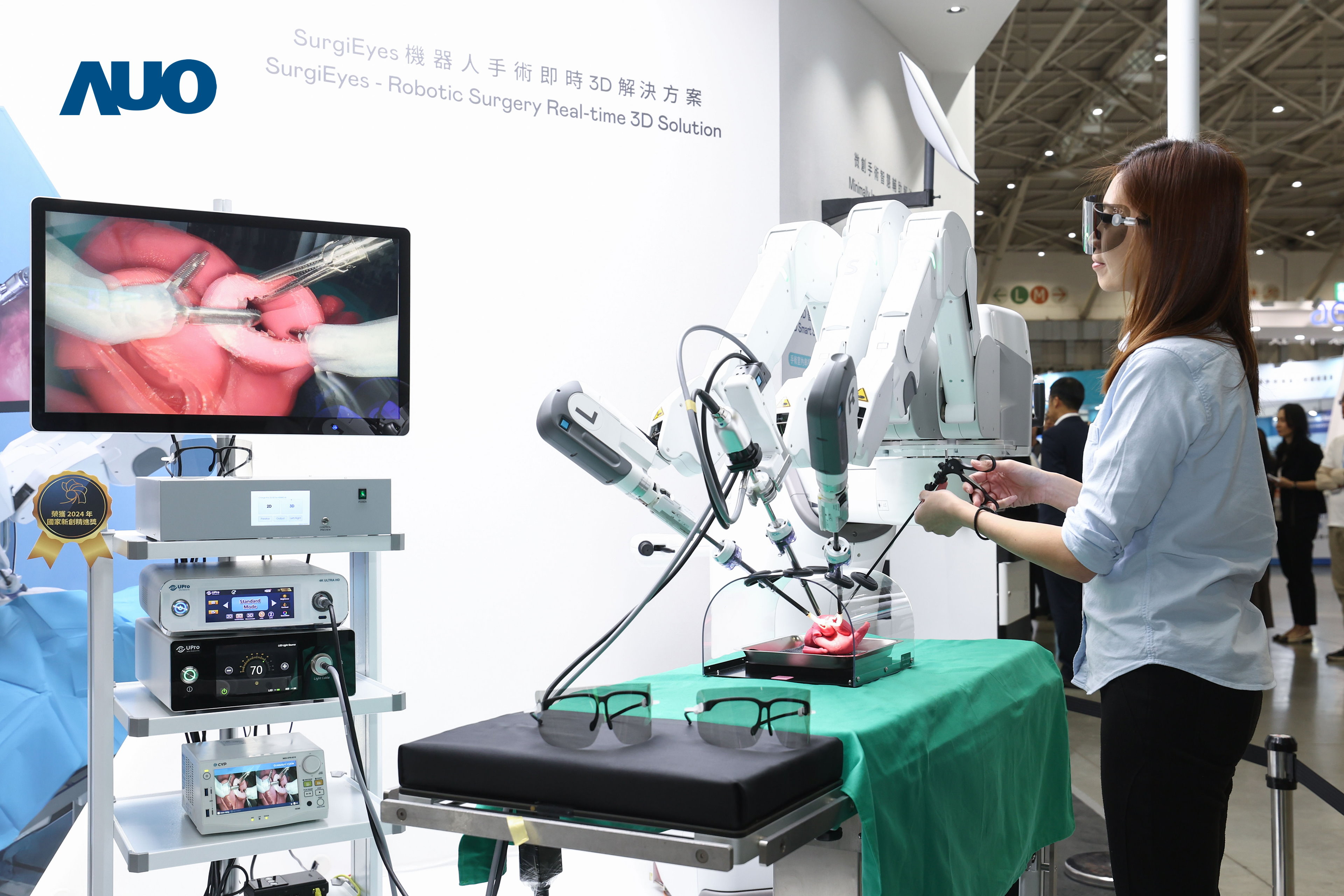 達擎以領先的3D顯示技術推出「SurgiEyes機器人手術即時3D解決方案」，整合先進3D影像處理與獨家3D垂直寬視角、廣色域的顯示技術，手術團隊可即時同步主刀醫師視角看到清晰3D影像，提升溝通效率與安全性。