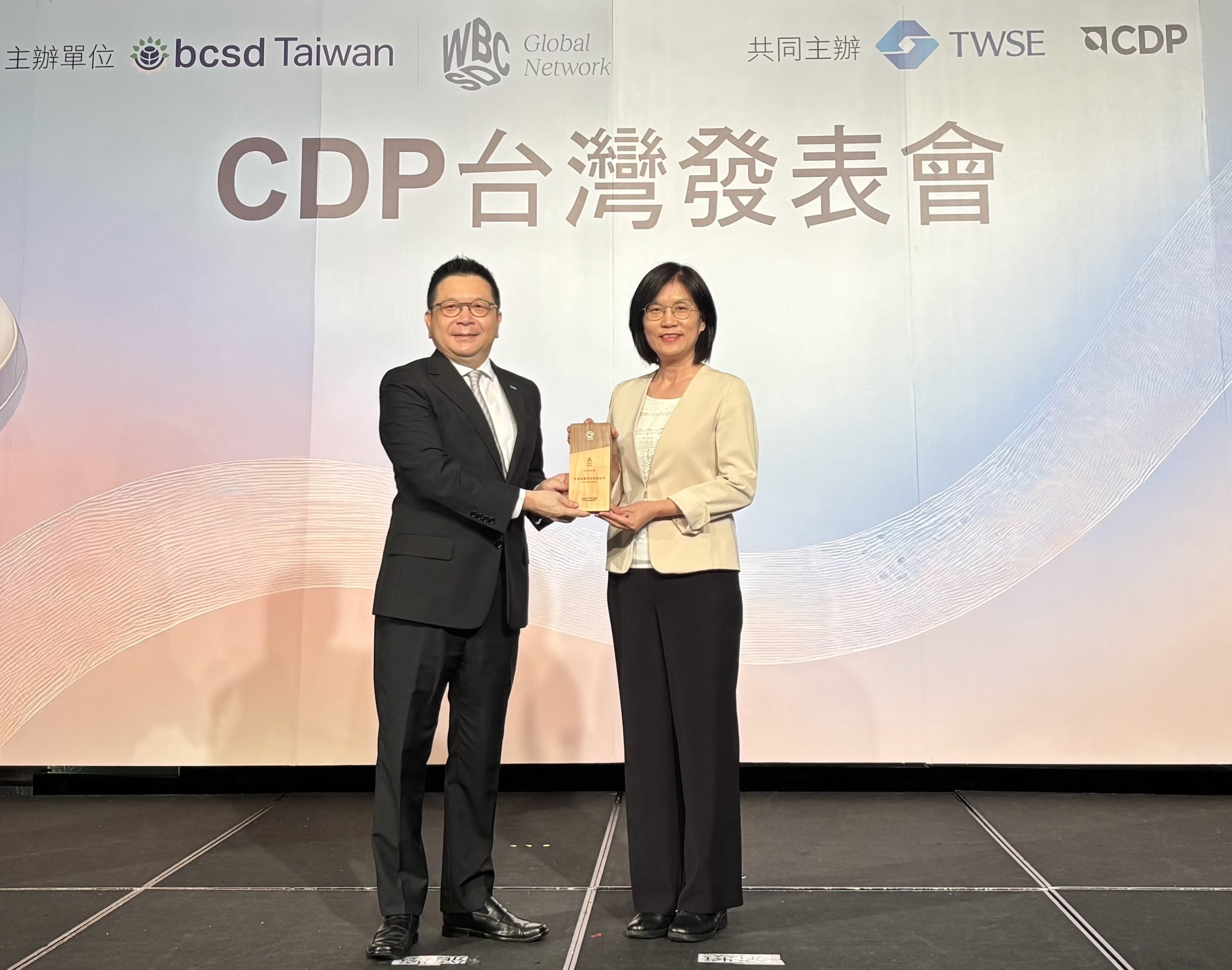 友達永續成果再獲國際評比肯定，獲頒CDP氣候與水資源雙項領導力評級。今由臺灣證券交易所董事長林修銘（左）頒獎，友達光電永續長古秀華（右）代表受獎